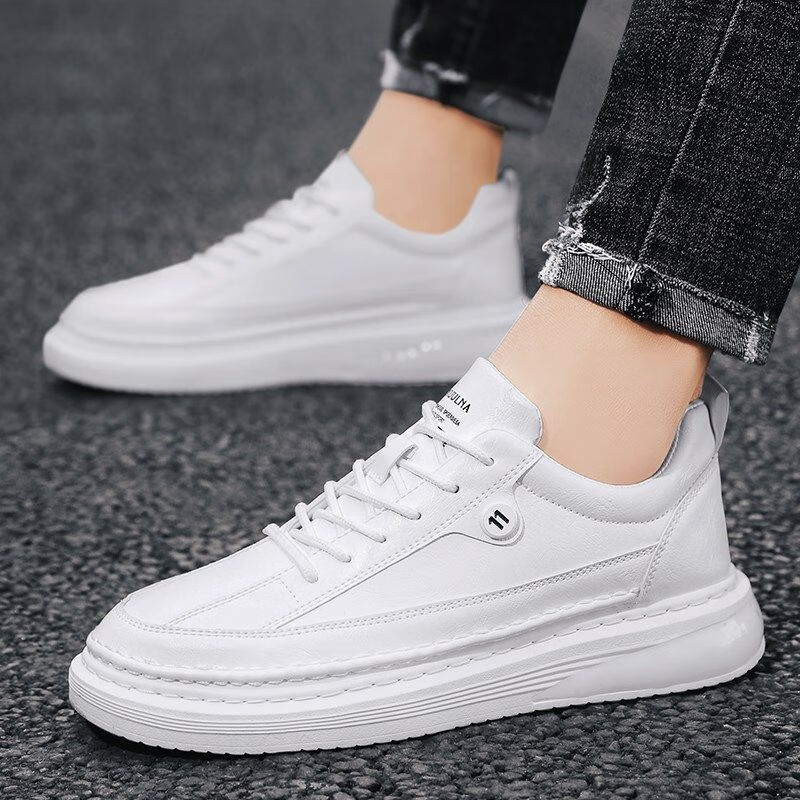 秋季配牛仔裤的男生运动鞋秋款厚底潮流小白鞋皮鞋搭配小脚牛仔裤的