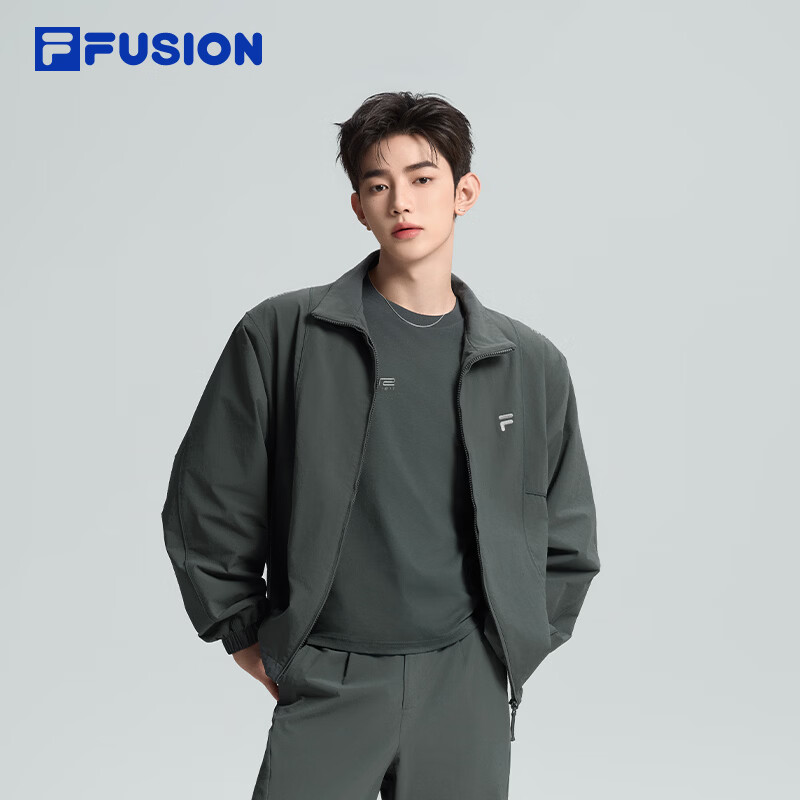 FILA 【章昊同款】斐乐潮牌梭织外套男26冬新款休闲百搭宽松立领上衣 礁岩灰-DY 章昊同款 M 170/92A/M