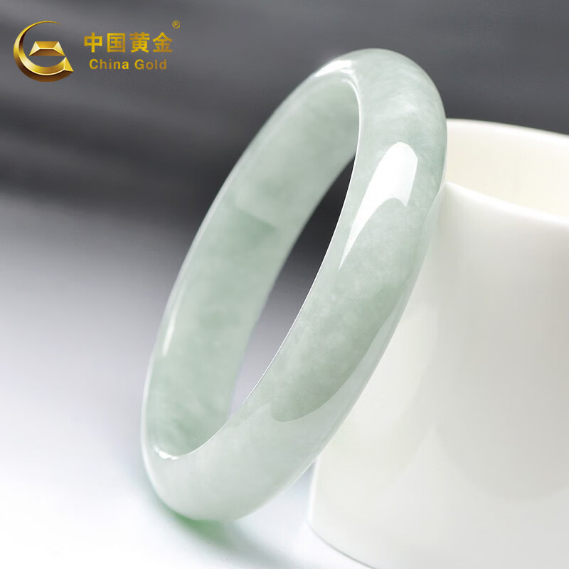 翡翠手镯排行榜前十名出炉：这10款色泽纯正、工艺精湛，完美展现你的优雅气质