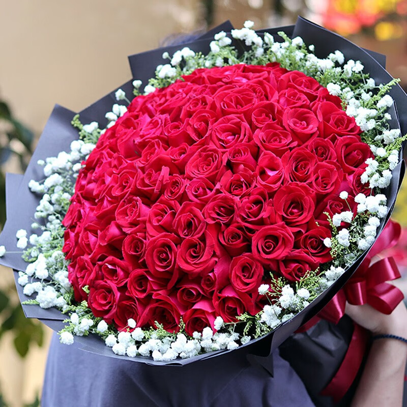 2,1打开手机微信,找到你要发99朵玫瑰花的好友,进入聊天页面点击聊天