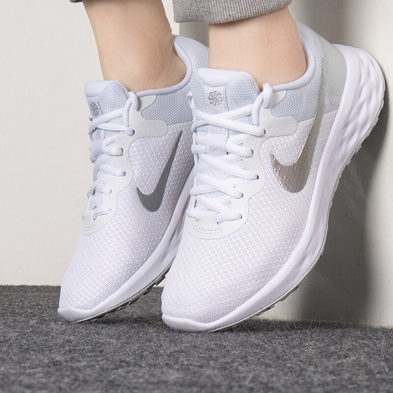 耐克（NIKE）跑步鞋女鞋2026夏季新款网面透气缓震时尚舒适百搭防滑运动休闲鞋 DC3729-101白色/金属银 35.5