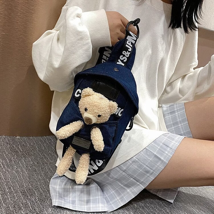 时尚牛仔布包包女2026新款日系可爱小熊单肩胸包卡通玩偶斜挎包 深蓝+小羊挂件