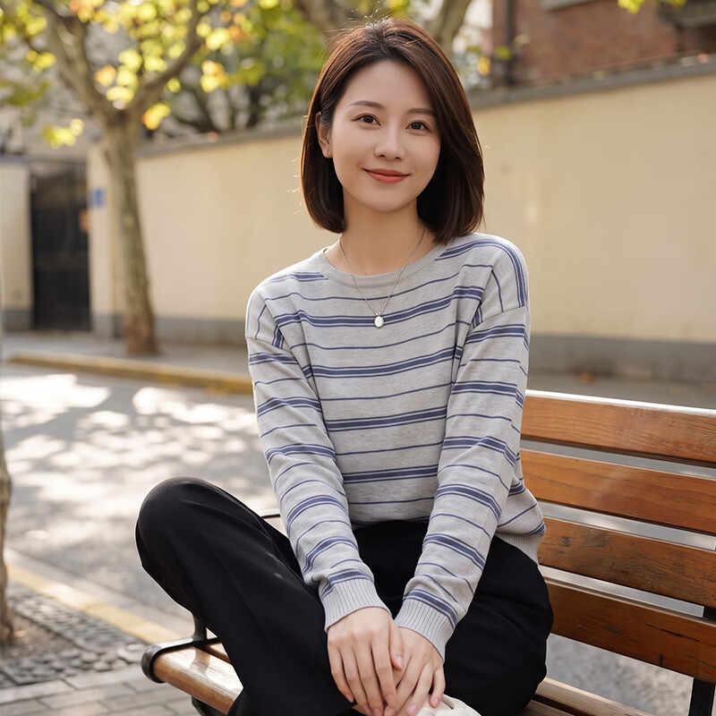 欣依朵天丝莱赛尔时尚条纹圆领长袖针织衫女2026秋新款百搭显瘦减龄上衣 灰蓝条纹【专柜品质】 L 【85-115斤】