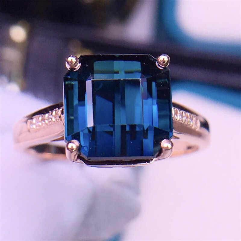 1克拉天然蓝碧玺戒指 方形戒面 18k金镶嵌钻石