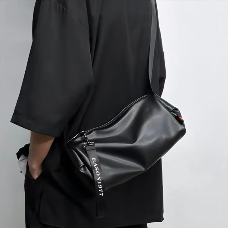 2023新款包包男士斜挎包简约休闲单肩包男潮牌百搭通勤包圆筒挎包 黑色