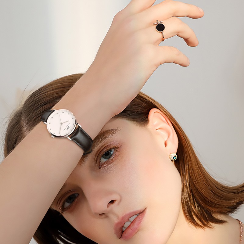 爱沃驰瑞士钻钉刻度纤薄32mm时尚防水石英手表女士表七夕生日礼物送女友 银壳白面|黑皮带