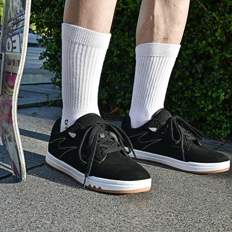 极路客 蚁系列 冷沾大底面包鞋 牛反毛皮男女低帮耐磨减震 滑板鞋 黑色 40.5