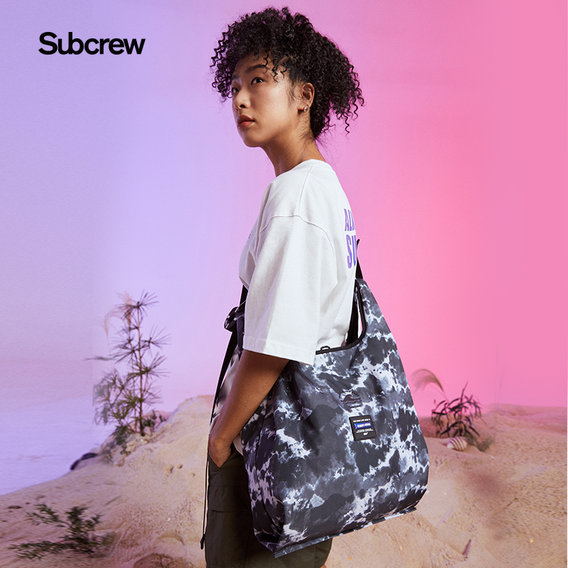subcrew李灿森潮牌新款扎染斜挎包男女休闲单肩包购物袋运动通勤手提