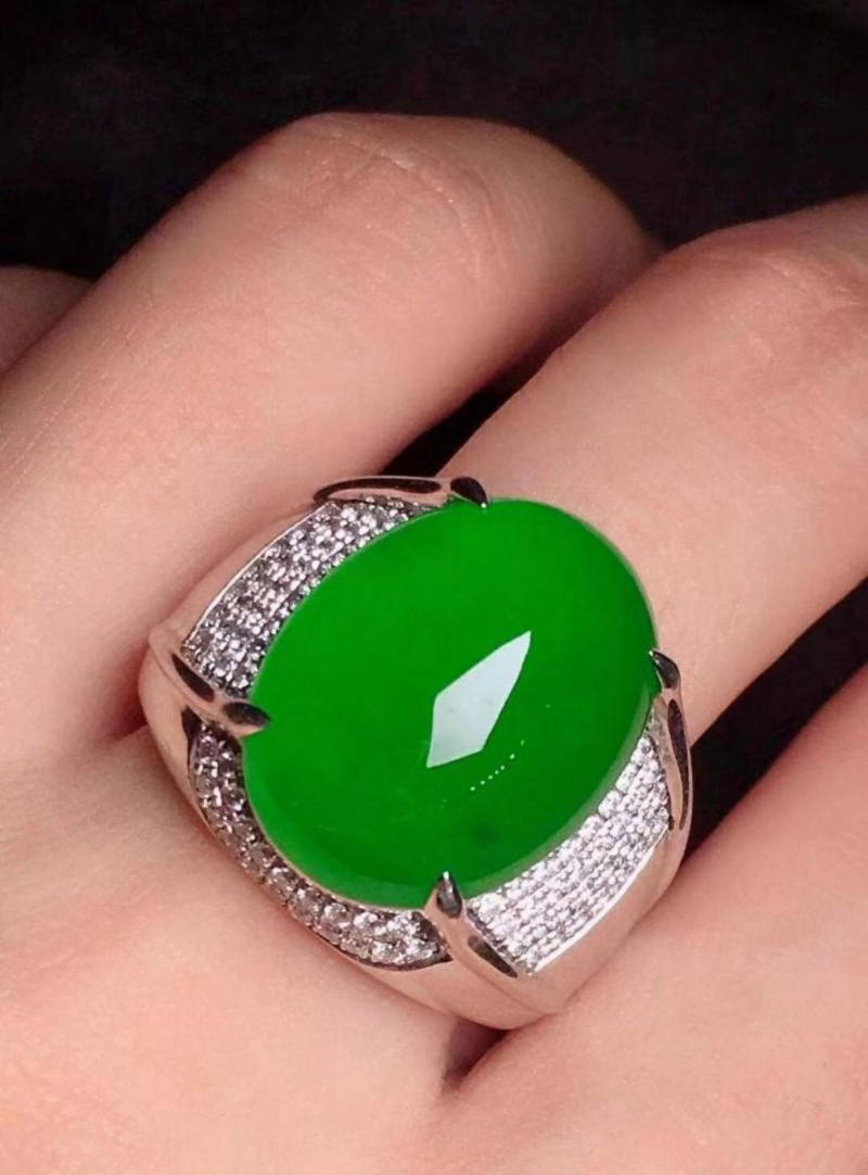 老坑a货正阳绿鸽子蛋面男戒 18k金钻石 金钻石镶嵌