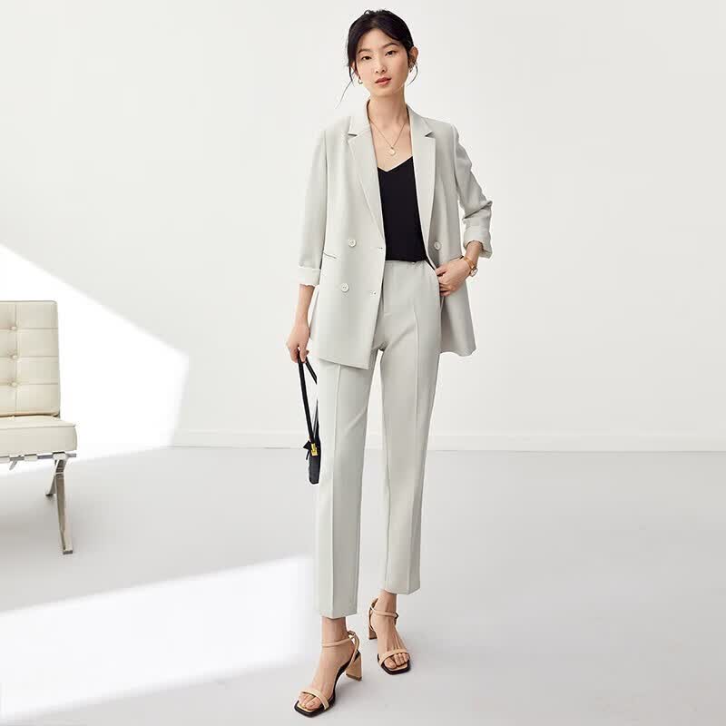 尚都比拉气质休闲双排扣西装套装女春季时尚减龄两件套 111Z34529 云白 M属于什么档次？