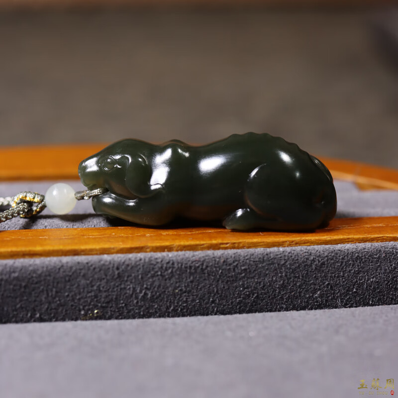 6克新疆和田玉籽料黑青生肖狗旺财玉吊坠不