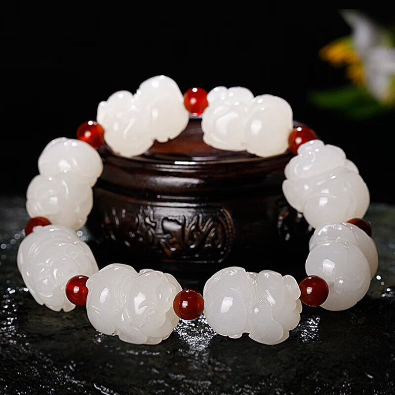 和田玉羊脂玉招财猪男女款手串 玉质细腻温润 工艺精湛 附带鉴定质殚