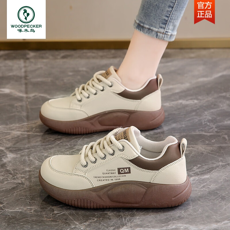 啄木鸟真皮踩屎感防滑运动鞋女2026新款春秋季外穿脚宽胖软底女鞋 卡其色 36
