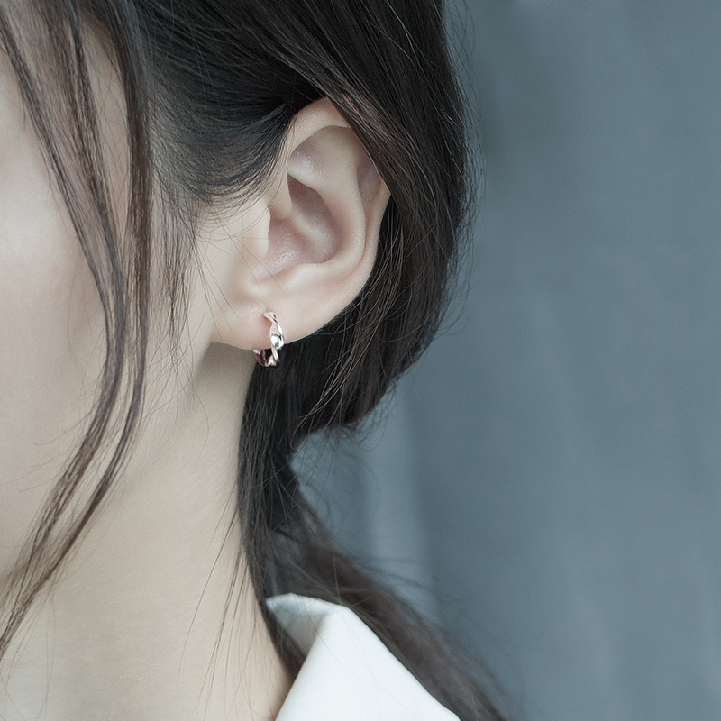 YYEU 2021新款S925银耳环女设计感冷淡风小众圆圈耳扣新潮百搭气质 扭曲银耳圈一对