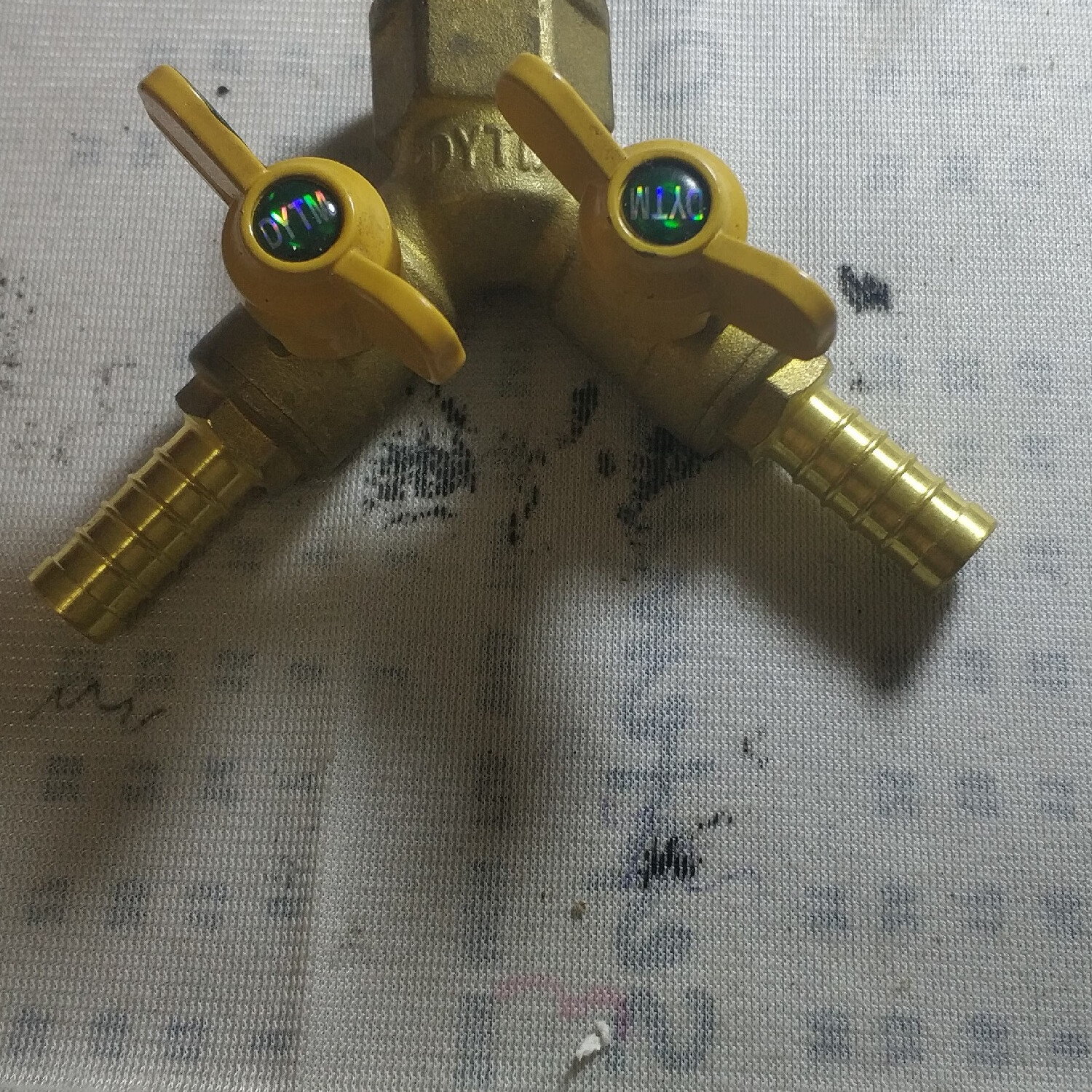 天然气灶三通阀一个,安图发货,八成新,可以使用,欢迎选购