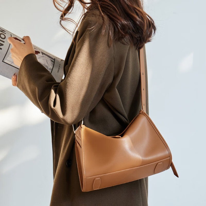 VANDEE包包2023新款女包斜挎包真皮小众高级感单肩枕头包包棕色