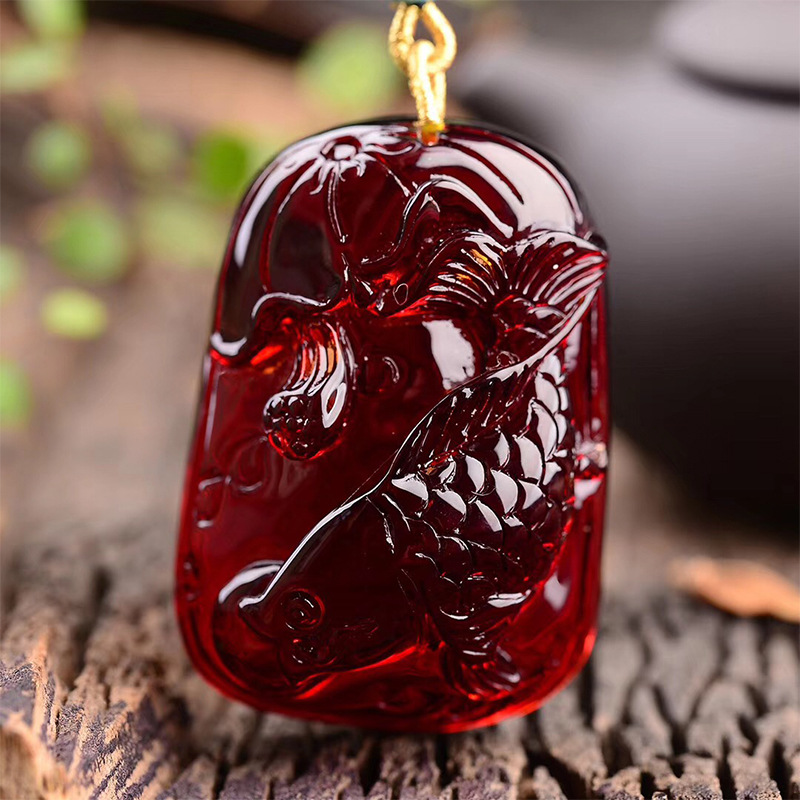 血珀吊坠鲤鱼款项链优化蜜蜡水滴方牌毛衣链男女款琥珀合成血珀 图片