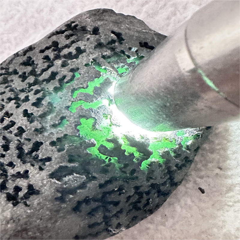 采石季精品莫湾基水长肉细挂件随型牌定制