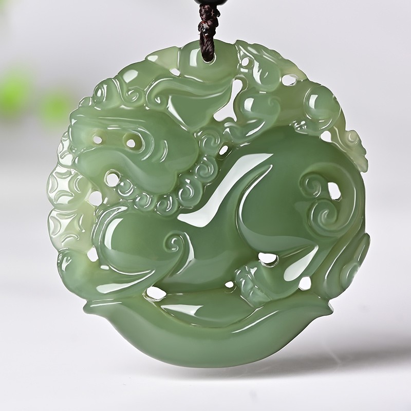 璀璨灯光下的独特魅力-水晶吊坠的发展与趋势