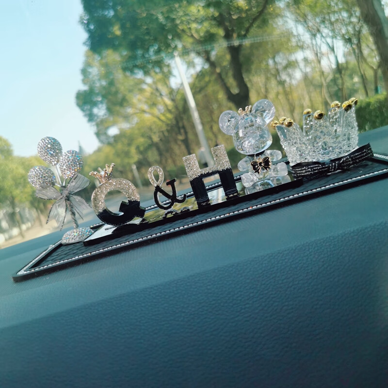 定制字母车内香水座小熊男女情侣车载摆台香薰 银箔(符号)套装水钻垫