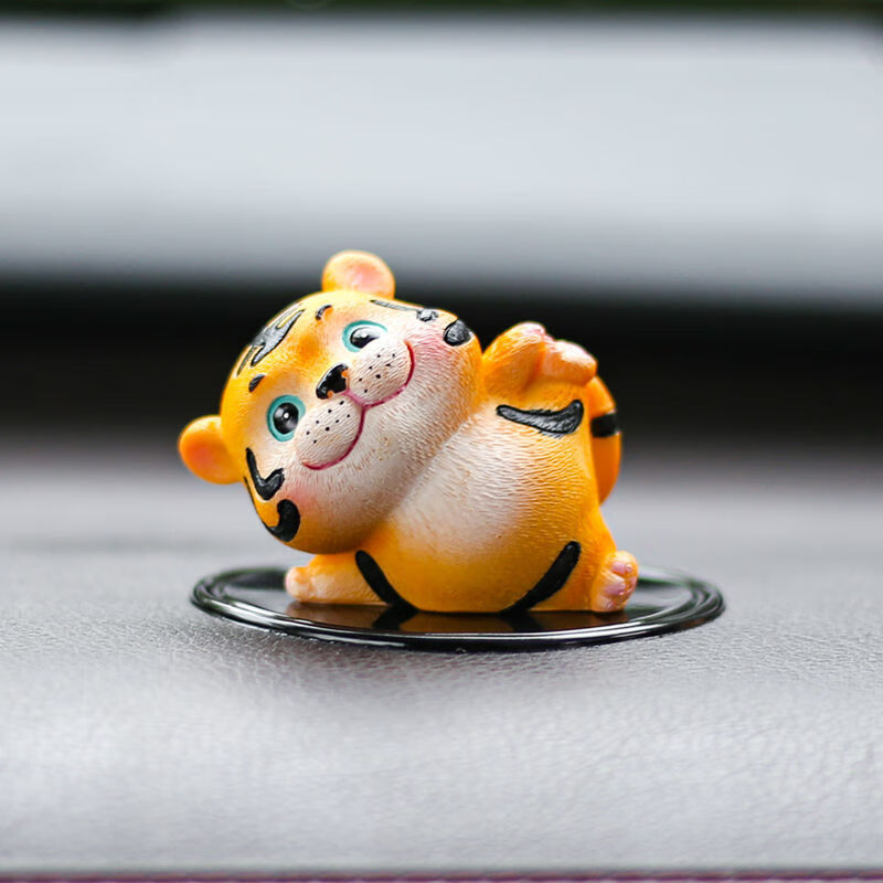 网红小老虎汽车摆件2021新款创意卡通可爱车上中控台车内装饰品车载
