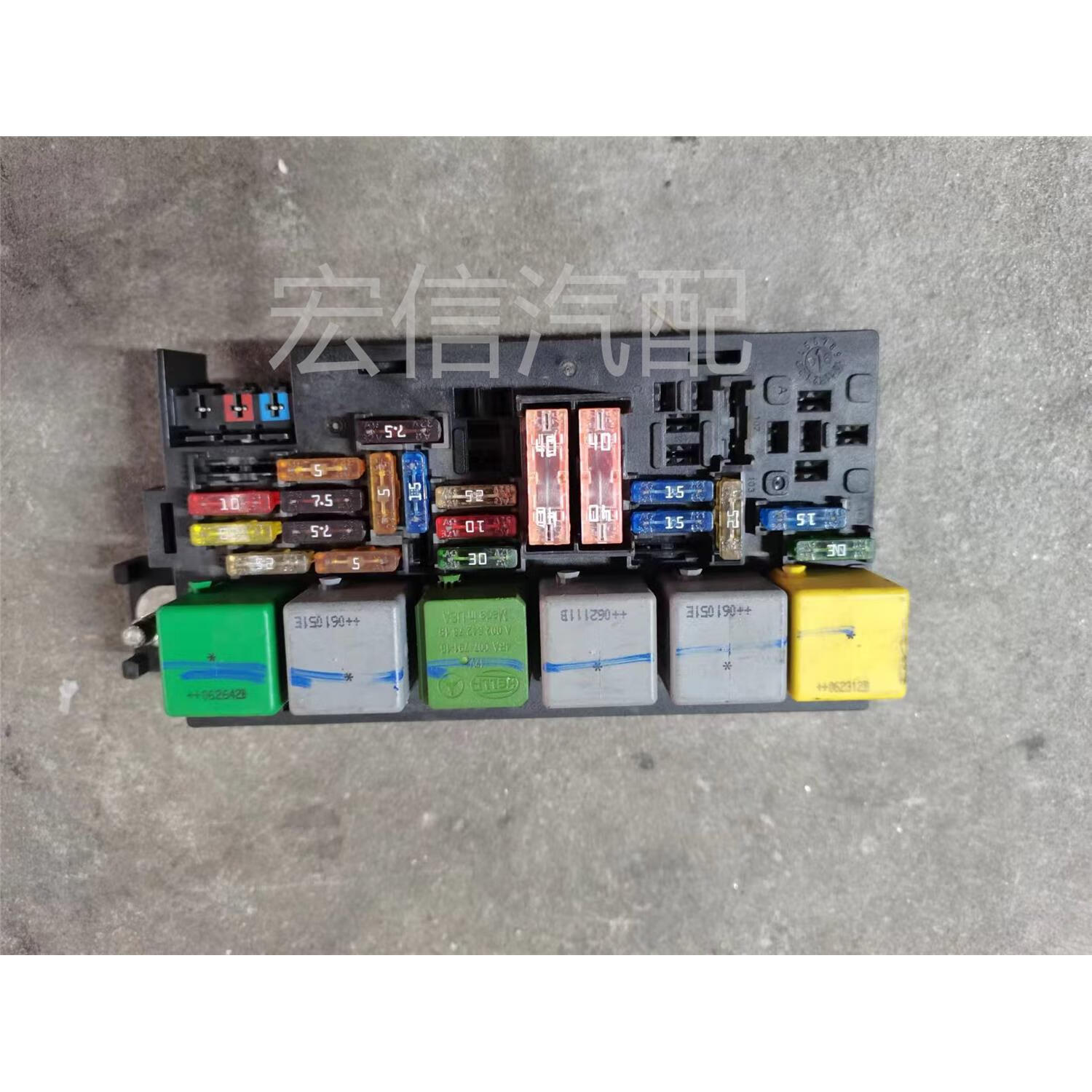 适用奔驰gl ml r级164 251 ml350gl350r300r350前保险丝盒继电器 白色