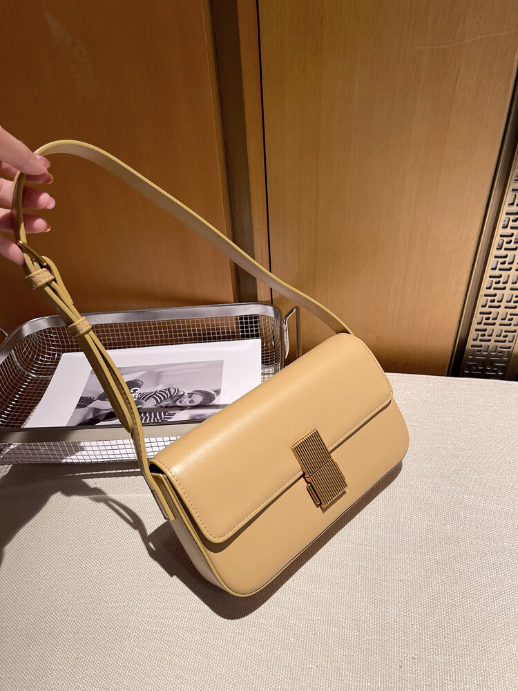 贺杨喻法棍腋下包高级感小众设计包包女包夏季流行新款斜挎包 杏色