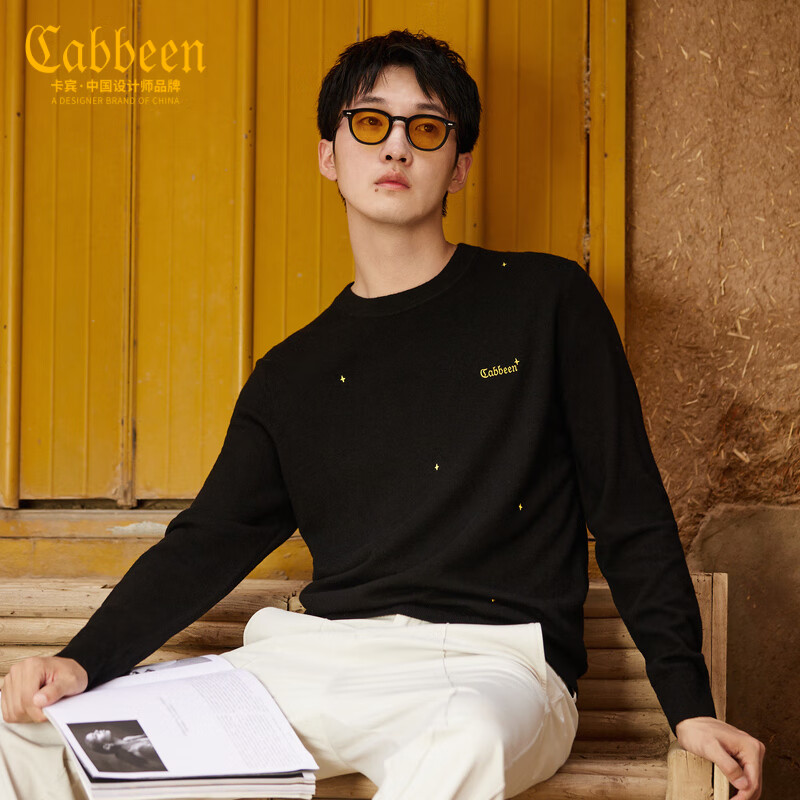 CABBEEN卡宾2022秋冬新款刺绣针织衫男休闲衣多穿简约保暖羊毛衫男 煤黑色01 50/175/L属于什么档次？