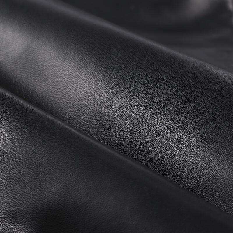 纹路清晰可见,光泽柔和淡雅的绵羊皮材质,无形之中散发出轻奢高贵的