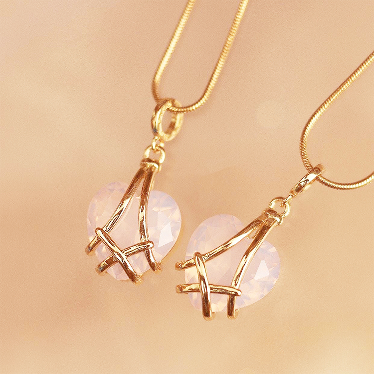 萬寶資可愛芭比幸運(yùn)項(xiàng)鏈澳寶粉水晶愛心吊墜鉆石城堡桃心形鈦鋼鎖骨鏈女