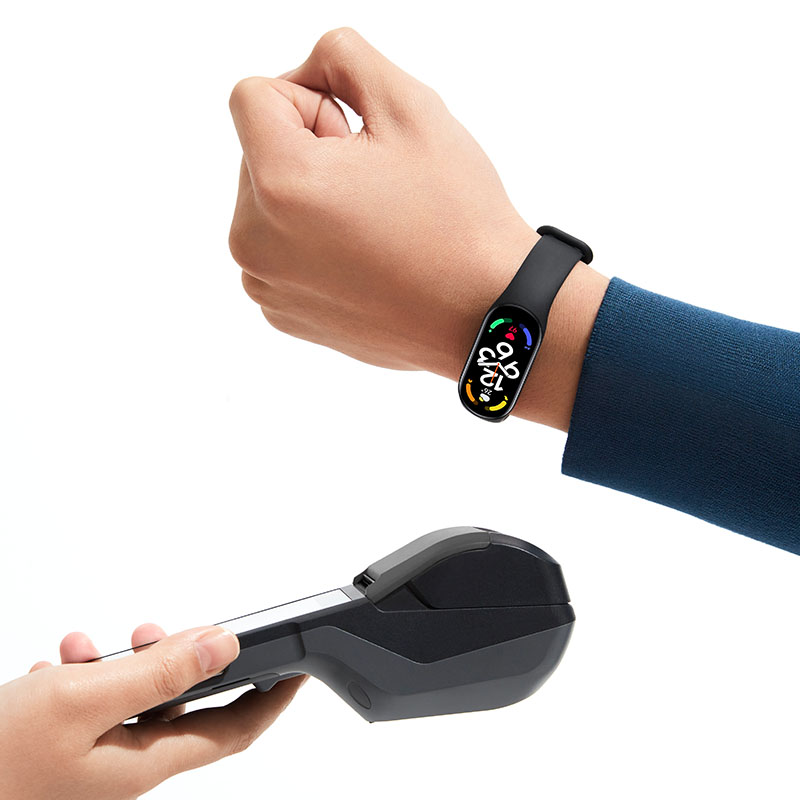 NFC版120种运动模式穿长袖衣服时，袖口触碰到手环屏幕，屏幕会产生反应么？