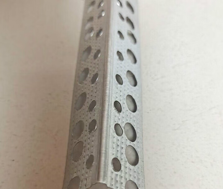 海澳德金属冲孔楼梯踏步护角角铁楼梯三角形圆孔网镀锌板楼梯护角阳角