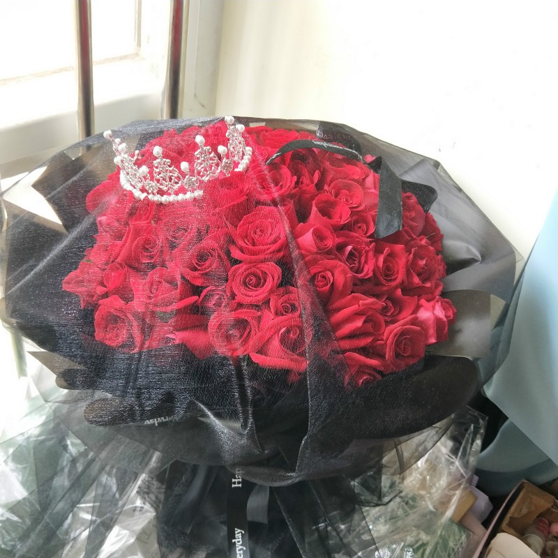 33朵红玫瑰黑纱款 皇冠