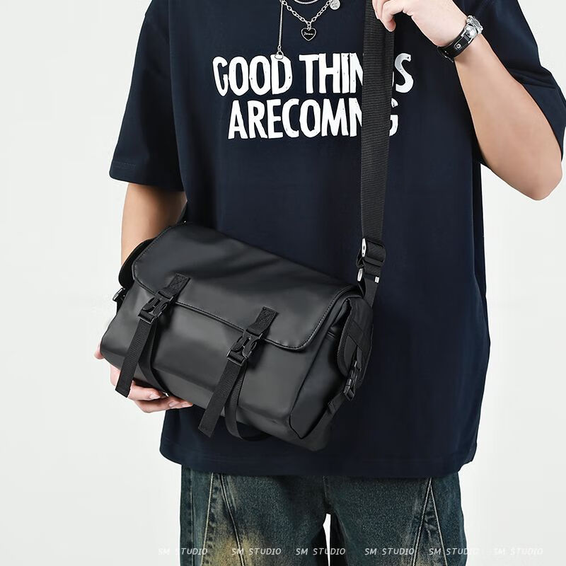 2024新款邮差包男士挎包大容量单肩包潮牌运动包包斜挎包单肩背包 黑色大号