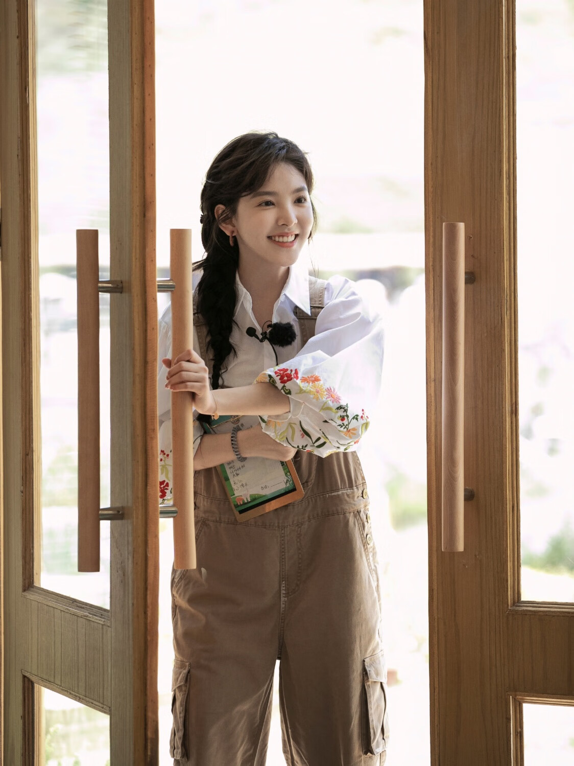 山头林村章若楠衣服中餐厅章若楠白灯笼袖刺绣衬衫女设计感众 s