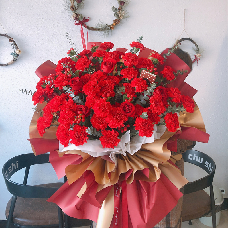 妈妈长辈生日礼物玫瑰花束全国花店送花 66朵红色康乃馨6朵红玫瑰花束