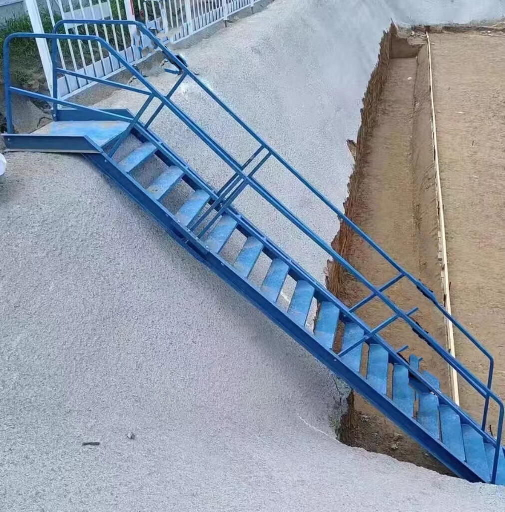 工地基坑爬梯建筑桥梁施工专用上下安全扶手爬梯可移动人形梯定制