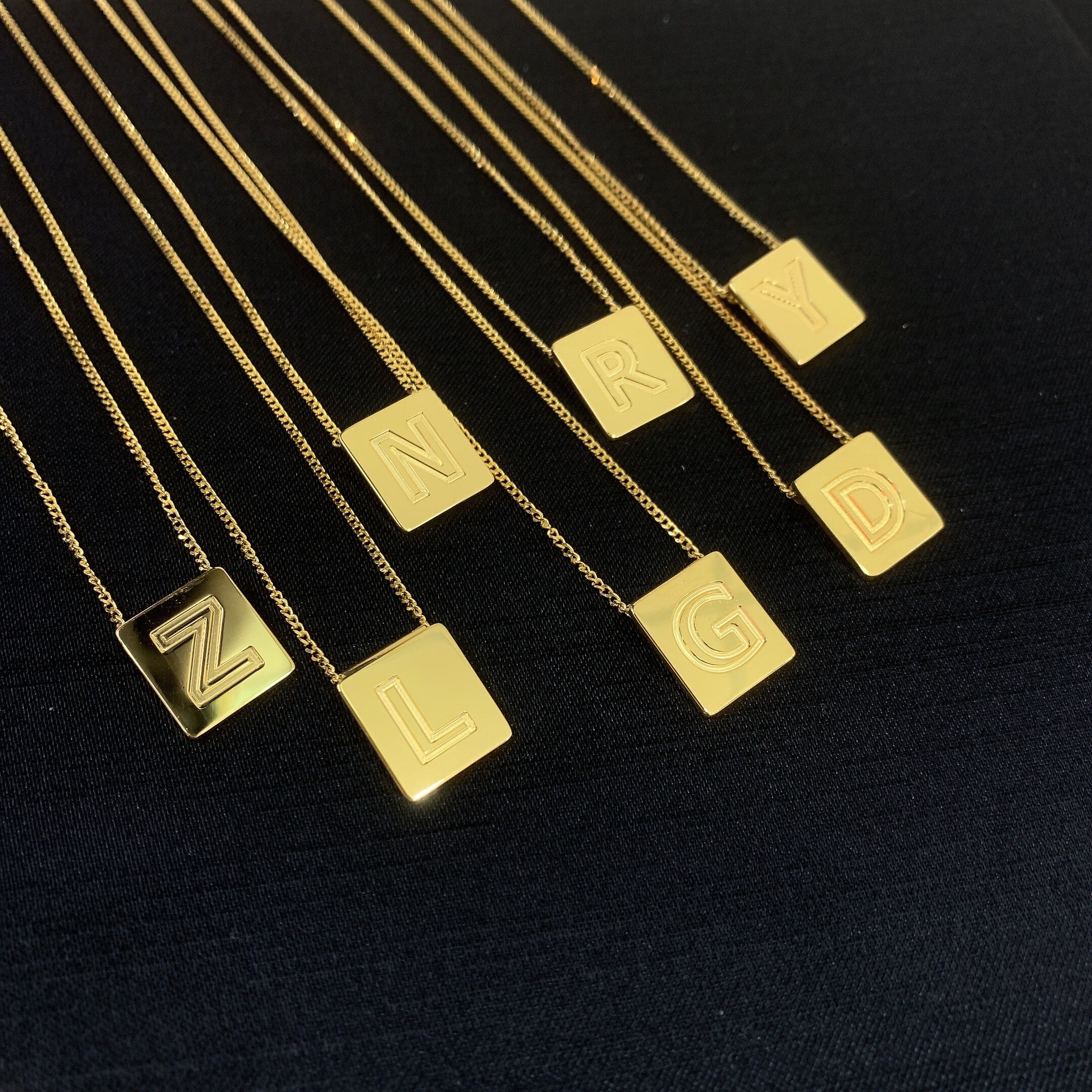 倍妙圣岚足金999字母牌26个字母套链姓氏名字项链 足金999字母牌n8.