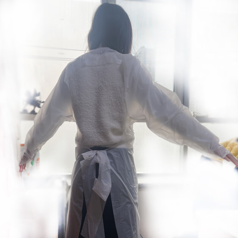 运锋手套鞋套围裙一次性全半围裙手套袖口头鞋套透明PE可降解防水污快 白色带袖围裙10只 袍子独立包装