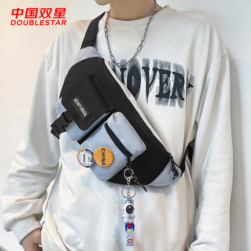 双星胸包男工装斜挎包休闲运动小背包个性百搭腰包手机包 黑色【徽章4个+太空人挂件】高性价比高么？