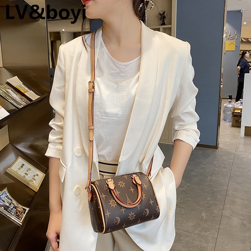 lvboyi包包2023新款巴黎铁塔印花时尚潮流单肩斜挎手提枕头包 咖色