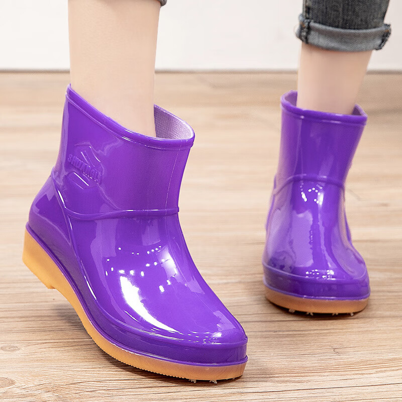 女人穿紫色长雨靴图片