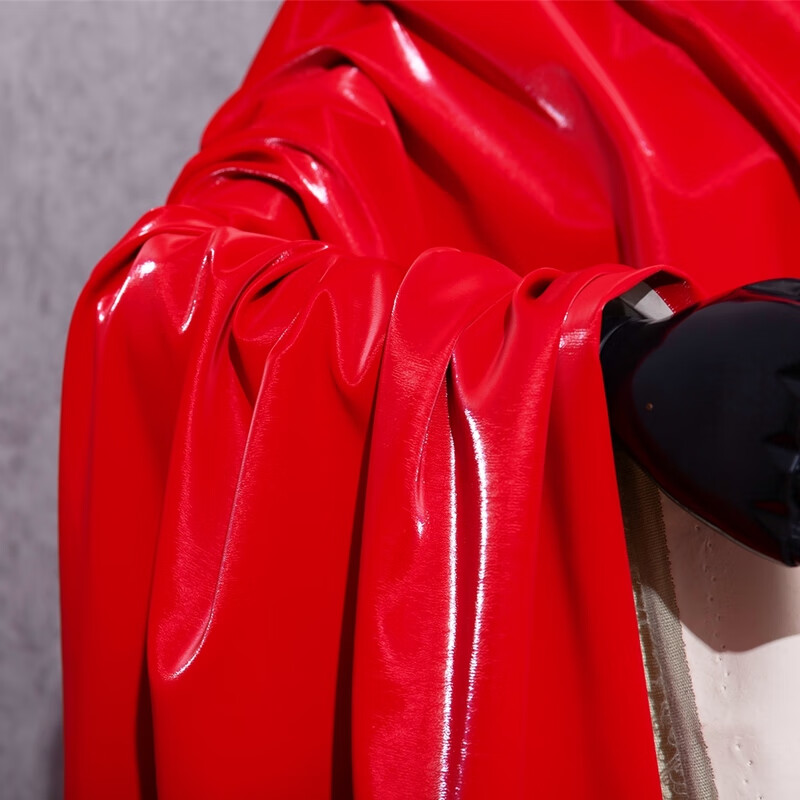 合彩美大红色皮革面料人造皮革防水镜面耐磨毕业设计师服装pu皮 大