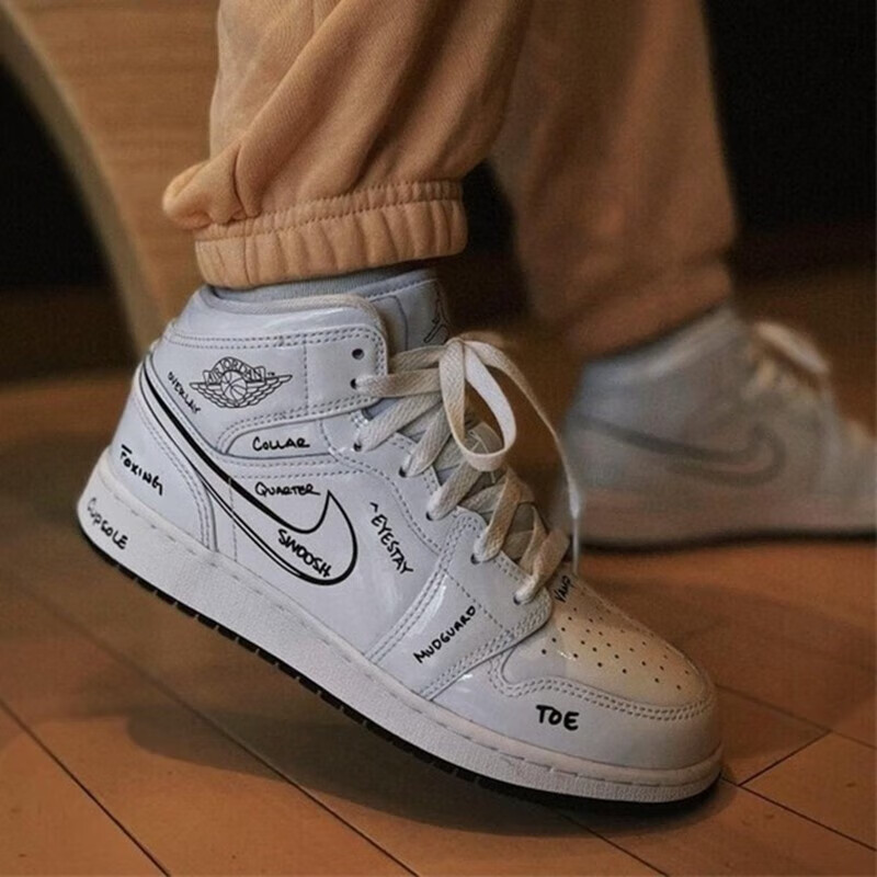 jordan 1 mid(gs)中帮板鞋休闲篮球鞋aj1 白色 二次元涂鸦dq1864-100