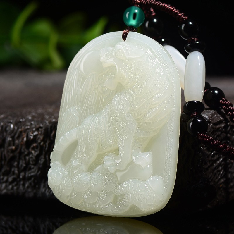 和田白玉老虎吊坠生肖属虎玉牌上山虎玉项链玉石挂件虎形玉佩 款一