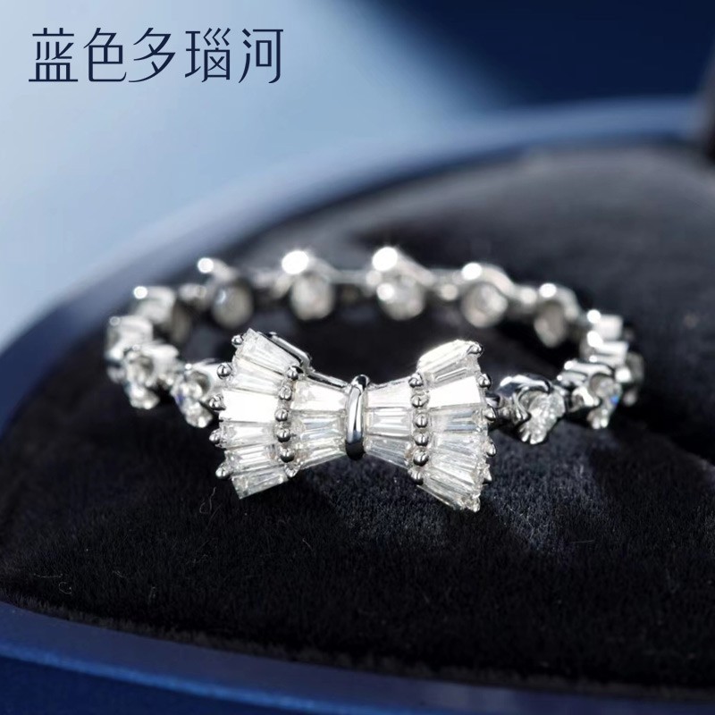 蓝色多瑙河 异彩18k金群镶50分蝴蝶结钻石戒指钻戒 甜美蝴蝶结 群镶50