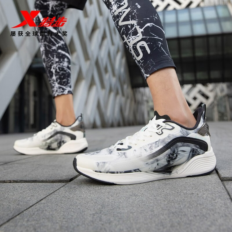 特步（XTEP）【国潮】【氢风5.0】男鞋跑步鞋春夏网面透气轻便运动防滑减震鞋 帆白/黑【贾卡】 42