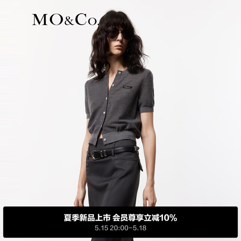 MO&Co.2024夏新品细支绵羊毛织唛胸牌短袖薄款针织开衫MBD2CAR005 深花灰色 S/160
