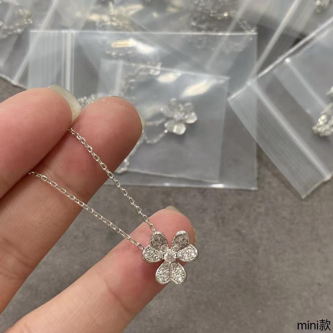 卡派亚施华洛世奇皓v金镀咪金 迷你三叶草项链 幸运草好寓意手镶高碳