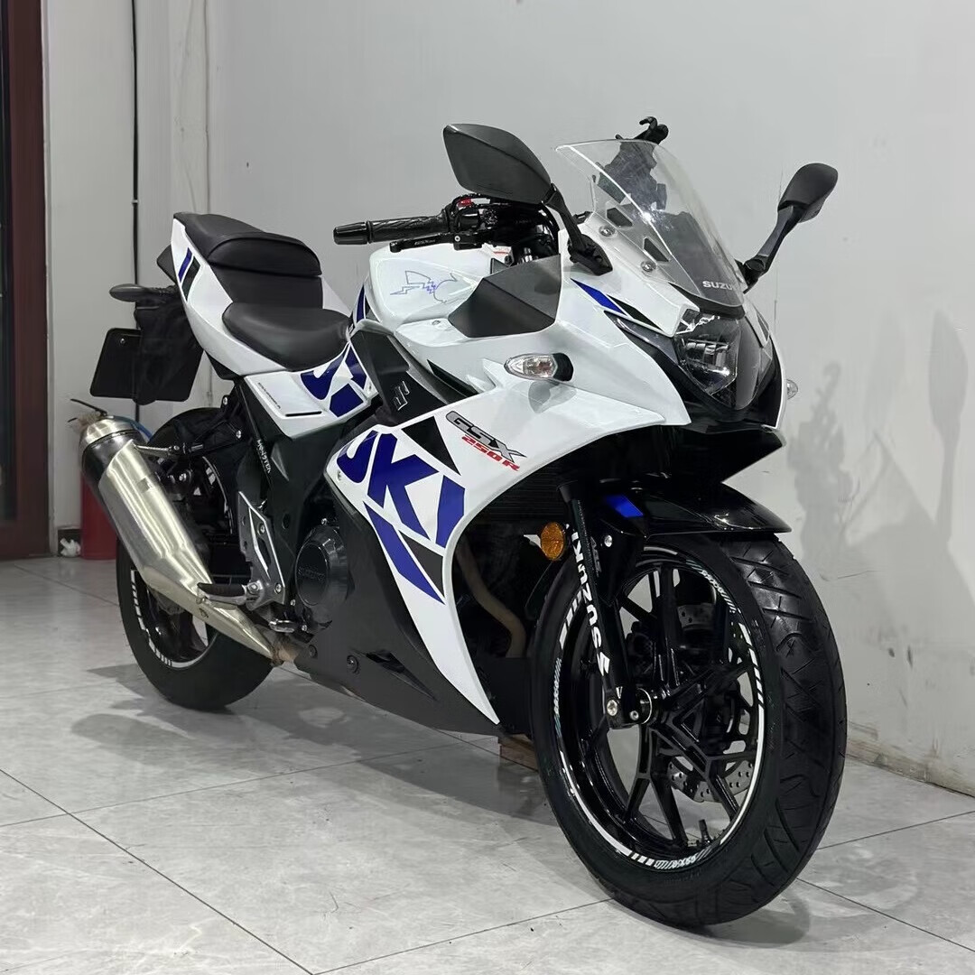 22年铃木gsx250 白色